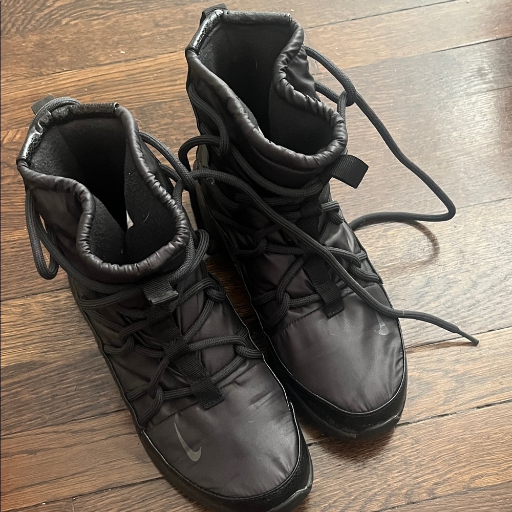 Nike Tanjun High Rise Triple Black Boots Size 8